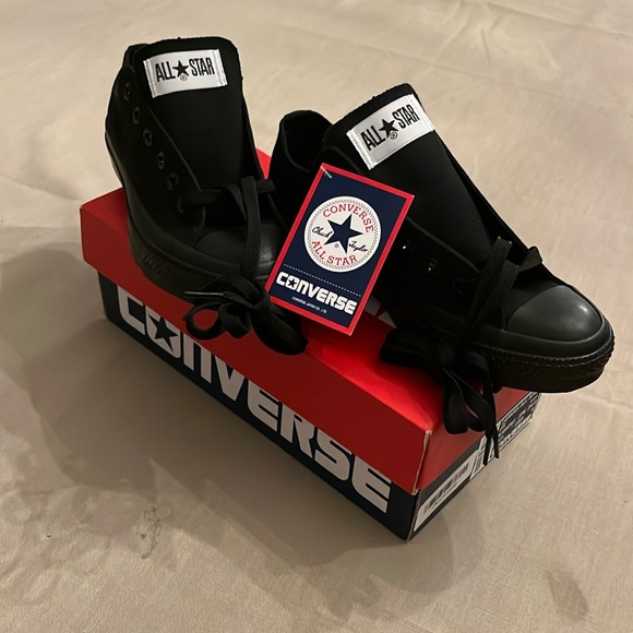 Converse Chuck Taylor All Star Low Top. BRAND NEW IN BOX- Size 5 - Picture 1 of 4